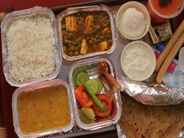 LPG की कमी से ट्रेनों में खाना बंद होने की क्‍या है सच्‍चाई? रेलवे का जवाब 