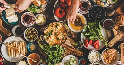 IRCTC Reveals: Veg Thali Tops List as Most Ordered Food on Trains