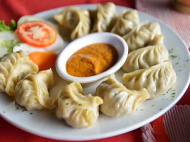 Bring 1 LPG cylinder, get 50 plates of momos free - cafe gives unique offer 