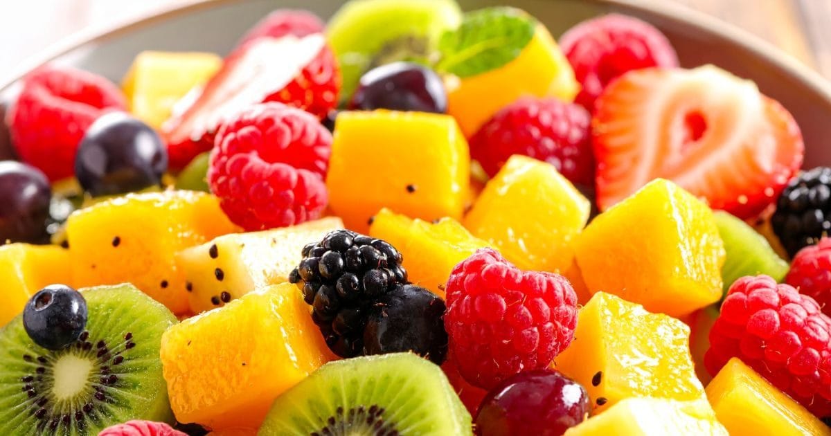 गर्मियों में कटे हुए फल ज्यादा देर क्यों नहीं रखने चाहिए? डाइटिशियन ने बताई सबसे बड़ी वजह