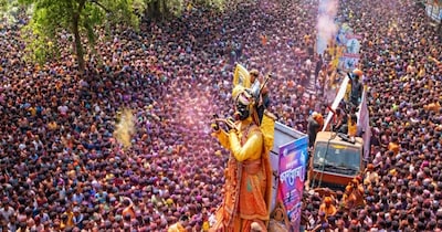 होली के पांचवें दिन मनाई जाने वाली रंगपंचमी पर इंदौर के राजवाड़ा और आसपास के इलाकों में हजारों लोग एकत्र होकर एक-दूसरे पर रंग और गुलाल उड़ाते हैं. करीब 75 साल पुरानी इस परंपरा में पहले लोग बैलगाड़ियों पर सवार होकर राजवाड़ा क्षेत्र में निकलते थे और शहरभर में रंग बिखेरते हुए गेर निकालते थे. समय के साथ इस आयोजन का स्वरूप बदला है और अब आधुनिक टैंकरों व मशीनों से रंगों की बारिश कर यह उत्सव और भी भव्य रूप में मनाया जाता है.