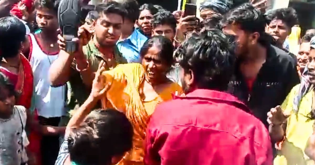 गर्लफ्रेंड को लेकर भाग रहा था बॉयफ्रेंड, रास्ते में मिल गई लड़की की मम्मी, ड्रामा देखने जुट गई भीड़