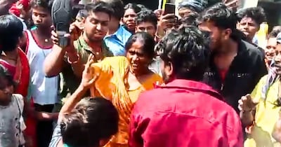 लड़की की मां ने प्रेमी को पीटा.