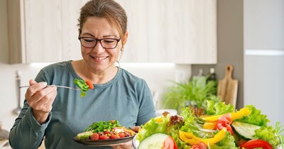 आयुर्वेद के अनुसार हरी सब्जियां कच्ची नहीं खानी चाहिए, बल्कि इन्हें अच्छी तरह पकाकर खाना चाहिए.