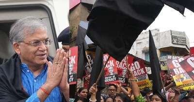 कोलकाता में चुनाव आयुक्त ज्ञानेश कुमार को काले झंडे दिखाए गए. फोटो- पीटीआई