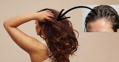 गर्मियों में बढ़ती गर्मी और पसीने की वजह से बाल जल्दी चिपचिपे और कमजोर हो जाते हैं.