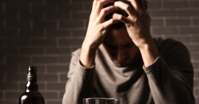 हैंगओवर का सबसे बड़ा कारण डिहाइड्रेशन है.