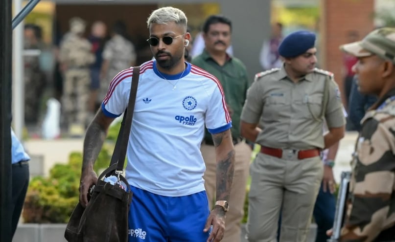 6 cricketers flash diamond studs, abhishek sharma, Hardik pandya, arshdeep singh, tilak varma, Washington sundar, arshdeep singh, Hardik pandya earrings, abhishek sharma tennis necklace, tilak varma ear rings, हार्दिक पंड्या, अभिषेक शर्मा, फैशन के बादहशाह पंड्या, अभिषेक शर्मा डायमंड चेन 