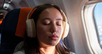 विमान में हेडफोन इस्‍तेमाल करने को लेकर सख्‍त नियम हैं. 