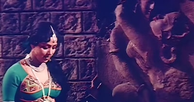 नई दिल्ली: आजकल फिल्में बनाना ज्यादातर मेकर्स के लिए सिर्फ एक बिजनेस है, लेकिन दशकों पहले फिल्ममेकिंग सिर्फ एक जुनून था जो कलाकार को सांस लेने की तरह जरूरी काम लगता था. ऐसे ही दौर में एक सुपरस्टार ने डायरेक्टर की कुर्सी संभाली और अपनी जमीन-जायदाद बेचकर एक फिल्म बनाई, जिसने बॉक्स ऑफिस पर नए कीर्तिमान स्थापित किए. यह 1981 की सबसे महंगी फिल्म है, जिसे हमारे प्यार भारत कुमार उर्फ मनोज कुमार ने खून-पसीना एक करके बनाया था. (फोटो साभार: IMDb)