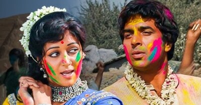 होली पर बनी फिल्मेंः आज हम बात करेंगे उन पांच क्लासिक फिल्मों की जिसमें होली ने न सिर्फ किरदारों की जिंदगी, बल्कि पूरी फिल्म की कहानी बदल दी. ये सीन इतने आइकॉनिक हैं कि होली आते ही लोगों के दिमाग में चलने लगते हैं.  ऑडियंस को याद दिलाते हैं कि रंग कभी-कभी सिर्फ चेहरे नहीं, किस्मत बदलते हैं. कौन-सी हैं ये पांच आइकॉनिक फिल्में, जिनमें होली का त्यौहार कहानी और किरदारों के लिए टर्निंग प्वाइंट बना.  आइए जानते हैं.