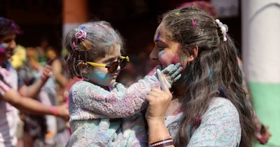 होली का त्यौहार हमेशा ही एक दिन पहले मनाया जाता है. लोग इस त्यौहार को पूरे हर्षोल्लास के साथ मना सकें.