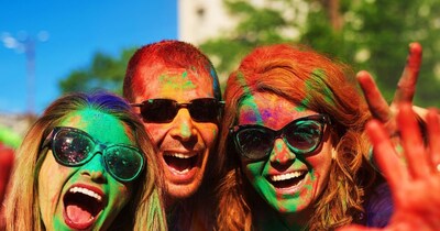 पक्का रंग अगर स्किन पर लग जाए, तो उसे जबरदस्ती रगड़कर साफ न करें.