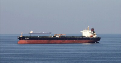 ईरान जंग के चलते होर्मुज स्‍ट्रेट पूरी तरह से बाधित है. हालात को देखते हुए भारत ने LNG, LPG और तेल सप्‍लाई के लिए वैकल्पिक स्रोत तलाशना शुरू कर दिया है. अर्जेंटिना के बाद अब LNG की आपूर्ति के लिए रूस के साथ बातचीत एक मुकाम तक पहुंच चुका है. (फाइल फोटो/Reuters)