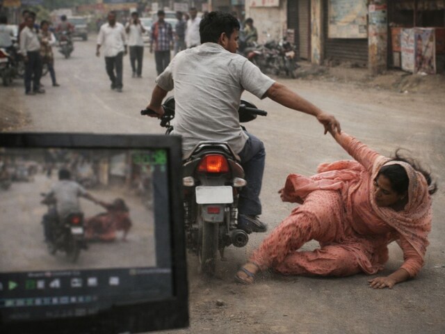 डांस के लिए ना की कीमत मौत, बाइक से पत्नी को फेंका, बेचारी अस्‍पताल में मर गई