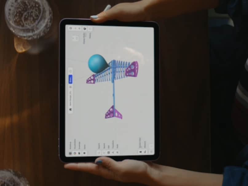 ডিসপ্লে এবং ক্যামেরা- আইপ্যাড এয়ার (2026) 13-ইঞ্চি পর্যন্ত লিকুইড রেটিনা আইপিএস ডিসপ্লে (2732x2048 পিক্সেল), 264 পিপিআই পিক্সেল ঘনত্ব এবং 600 নিট পিক ব্রাইটনেস রয়েছে। এই P3 প্রশস্ত রঙ স্বরগ্রাম এবং বিরোধী প্রতিফলিত আবরণ সঙ্গে আসে.