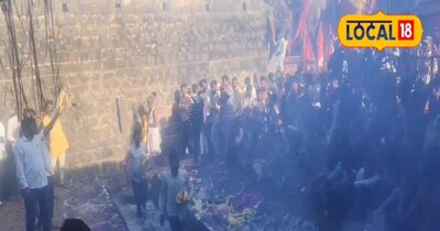 धधकते अंगारों पर नंगे पांव चलते श्रद्धालु