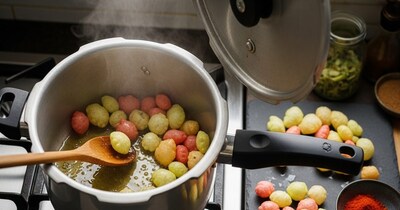 Cook Crispy Fryums with Minimal Oil: Pressure Cooker Trick Revealed!