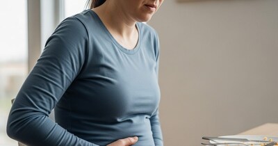 ब्लोटिंग का सबसे सामान्य कारण ओवरईटिंग यानी जरूरत से ज्यादा खाना है. जब कोई व्यक्ति एक साथ बहुत ज्यादा खाना खा लेता है, तो पेट ज्यादा फैल जाता है और डाइजेशन धीमा हो जाता है. इसके कारण पेट में गैस, डकार और असहजता महसूस हो सकती है. इस समस्या से बचने के लिए थोड़ा-थोड़ा और धीरे-धीरे खाना खाने की सलाह दी जाती है.