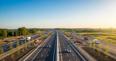 करीब 282 किलोमीटर लंबा यह एक्सप्रेसवे छह लेन का होगा और इसे एक्सेस-कंट्रोल्ड हाईवे के रूप में विकसित किया जा रहा है, जिससे यातायात सुचारु और सुरक्षित रहेगा. परियोजना का निर्माण कार्य एनएचएआई के अधीन किया जा रहा है. इसकी अनुमानित लागत लगभग 18,000 करोड़ रुपये है. इस एक्सप्रेसवे की डिजाइन गति 120 किलोमीटर प्रति घंटा रखी गई है, जिससे लंबी दूरी की यात्रा पहले की तुलना में कहीं अधिक तेज और आरामदायक हो सकेगी.