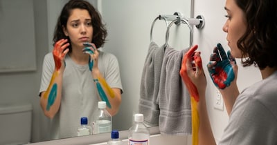 होली के जिद्दी रंग हटाने के आसान उपाय, त्वचा को नुकसान पहुंचाए बिना पाएं छुटकारा.