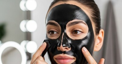 चेहरे की डीप क्लीनिंग के लिए चारकोल फेस मास्क. 