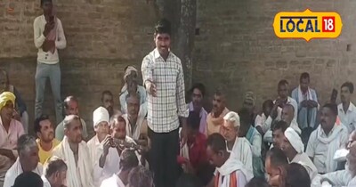 छतरपुर में फाग गीत गाते बुजुर्ग 