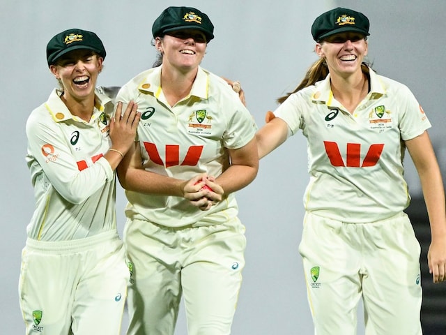 পিঙ্ক বল টেস্টে ভারত হেরেছে ১০ উইকেটে, অবসর নিলেন দুর্দান্ত খেলোয়াড়