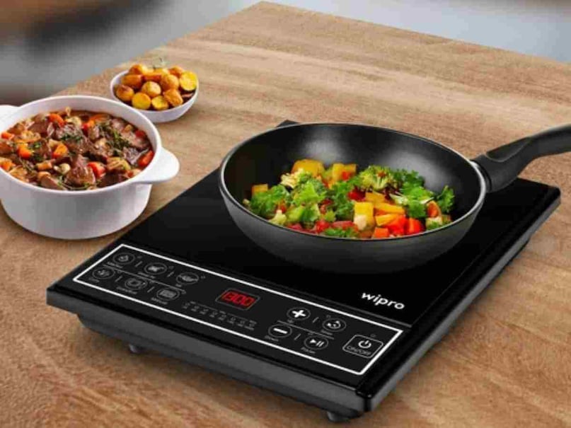 सही बर्तन का इस्तेमाल करें- इंडक्शन कुकटॉप पर वही बर्तन काम करते हैं जिनमें फेरोमैग्नेटिक मटेरियल होता है, जैसे कास्ट आयरन या मैग्नेटिक स्टेनलेस स्टील. अगर मैग्नेट बर्तन के नीचे चिपक जाता है तो वह इंडक्शन पर इस्तेमाल किया जा सकता है. सही बर्तन का इस्तेमाल करें- इंडक्शन कुकटॉप पर वही बर्तन काम करते हैं जिनमें फेरोमैग्नेटिक मटेरियल होता है, जैसे कास्ट आयरन या मैग्नेटिक स्टेनलेस स्टील. अगर मैग्नेट बर्तन के नीचे चिपक जाता है तो वह इंडक्शन पर इस्तेमाल किया जा सकता है.