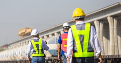 देश में इन्‍फ्रा प्रोजेक्‍ट की लागत करीब साढ़े 5 लाख करोड़ बढ़ी है. 