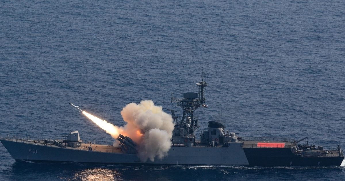 PHOTOS: ओमान की खाड़ी में भारत ने जिस स्‍टील्‍थ वॉरशिप को उतारा, वह INS सूरत कितना ताकतवर, ब्रह्मोस-आकाश से लैस