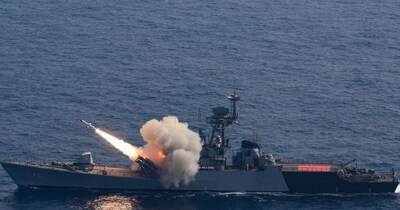 INS सूरत को भारतीय नौसेना ने ओमान की खाड़ी में तैनात किया है. यह कदम उस वक्‍त उठाया गया है, जब पश्चिम एशिया में गंभीर तनाव की स्थिति है. अमेरिका और इजरायल ने ईरान पर अटैक कर दिया है. तेहरान की तरफ से भी पलटवार किया गया है. ओमान की खाड़ी तनावपूर्ण इलाके से लगता हुआ है, ऐसे में नेवी के इस कदम को काफी अहम माना जा रहा है. (इंडियन नेवी के फेसबुक अकाउंट से साभार)