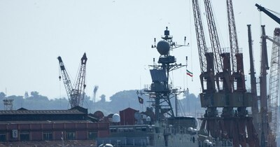 नौसैनिक अभ्यास खत्म होने के बाद ईरानी युद्धपोत IRIS डेना विशाखापत्तनम से रवाना हुआ था. (फोटो AP)