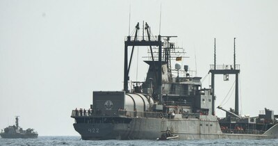 iris dena जब डूबा तो उसे बचाने के ल‍िए श्रीलंका की नेवी मैदान में उतर आई. (Reuters)