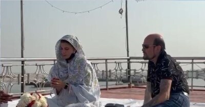 वाराणसी पहुंची बॉलीवुड एक्ट्रेस जैकलिन फर्नांडिस 