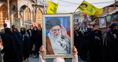 ईरानी दूतावास की पोस्ट पर पाकिस्तानियों ने खूब खरी-खोटी सुनाई है.