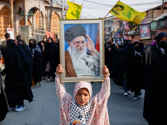 ईरान ने कश्मीर पर कही ऐसी बात, पाकिस्तानियों को लग गई आग, सुनाने लगे खरी-खोटी