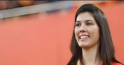 काव्या मारन को अक्सर 'आईपीएल की नेशनल क्रश' कहा जाता है. उनकी सादगी और स्टेडियम में टीम की हार-जीत पर उनके बदलते एक्सप्रेशन्स सोशल मीडिया पर मिनटों में वायरल हो जाते हैं. लेकिन जो लोग उन्हें सिर्फ एक 'ग्लैमरस चेहरा' समझते हैं, वे उनके व्यापारिक कौशल से वाकिफ नहीं हैं. 