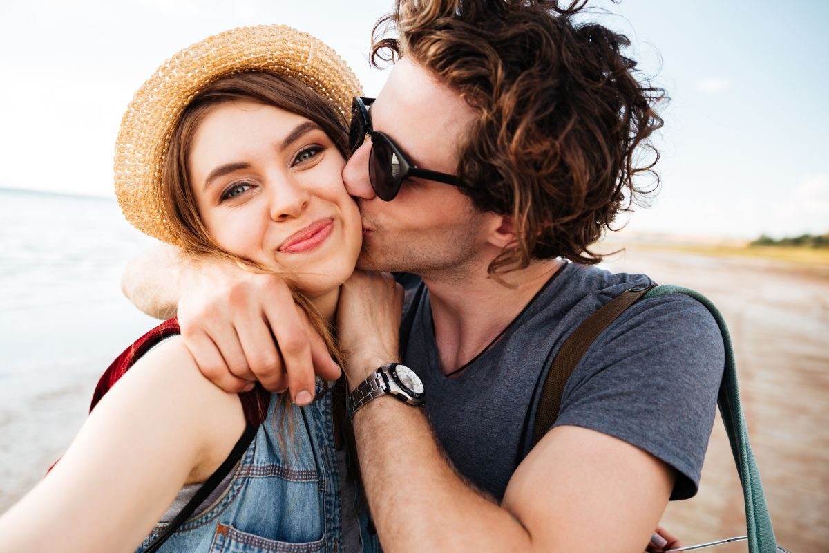 किस करने से कौन-कौन सी बीमारियां फैल सकती हैं? प्यार भी जरा संभलकर जताएं, कहीं बन न जाए मुसीबत