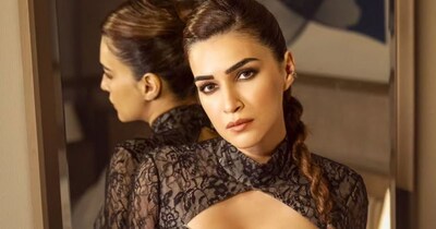 नई दिल्ली: फिल्म 'कॉकटेल 2' को लेकर दर्शकों में खासा क्रेज है, जिसकी अनूठी स्टारकास्ट ने लोगों को आकर्षित किया है. कृति सेनन फिल्म में अपने करियर का सबसे 'हॉट' किरदार निभाने जा रही हैं. उन्होंने कुबूल किया है कि 'कॉकटेल 2' में उनका रोल उनके अब तक के करियर का सबसे ग्लैमरस और 'हॉटेस्ट' अवतार है. उन्होंने बताया कि इस फिल्म में उनका लुक और अंदाज दर्शकों को पूरी तरह हैरान कर देगा. (फोटो साभार: Instagram@kritisanon)