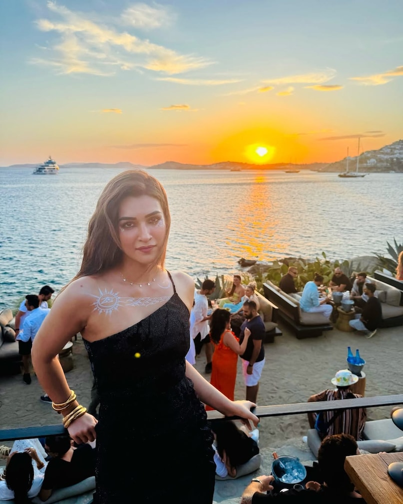 kriti sanon, cocktail 2, kriti sanon photos, kriti sanon cocktail 2, kriti sanon glamorous looks, कृति सेनन, कृति सेनन फोटोज kriti sanon, cocktail 2, kriti sanon photos, kriti sanon cocktail 2, kriti sanon glamorous looks, कृति सेनन, कृति सेनन फोटोज