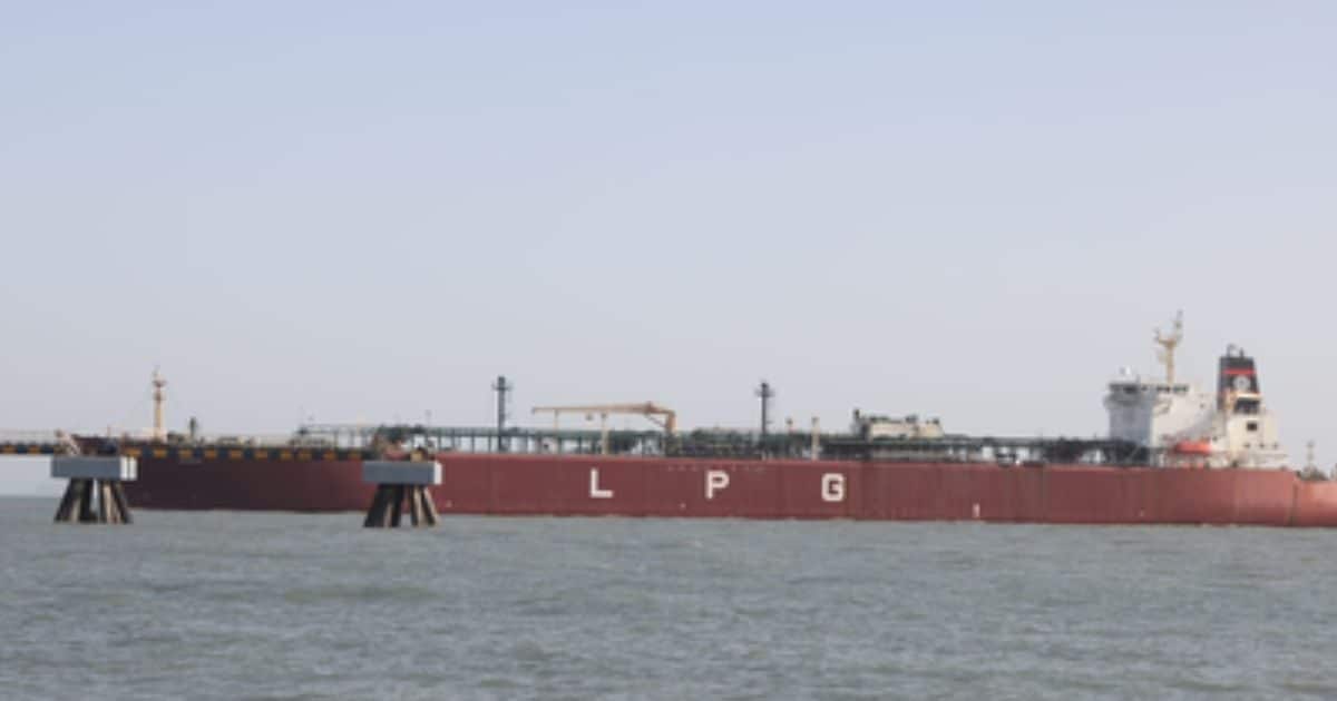LPG Crisis News: होर्मुज का सीना चीर भारत आया ‘नंदा देवी’ जहाज, साथ लाया 46 हजार टन LPG, अब गैस का झंझट खत्म