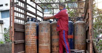 पेट्रोलियम मंत्रालय ने कमर्शियल गैस सिलेंडर को लेकर एक बड़ा फैसला लिया है. फोटो- पीटीआई