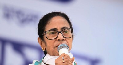 चुनावी सभा में ममता बनर्जी ने TMC उम्मीदवार हरेराम सिंह को लाल बत्ती के इस्तेमाल पर डांटा. (फाइल फोटो)