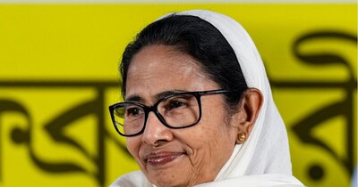 मुख्‍यमंत्री ममता बनर्जी ईद के मौके पर शनिवार 21 मार्च 2026 को नमाज में शामिल हुईं. (फाइल फोटो/PTI) 