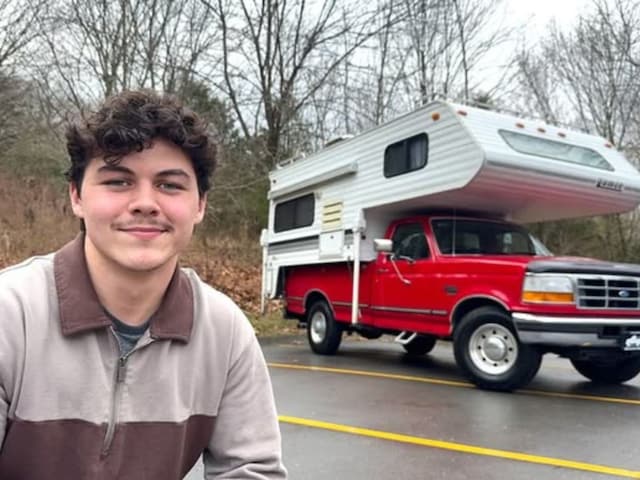The young man wanted to avoid paying rent, left the house and made the truck his home!