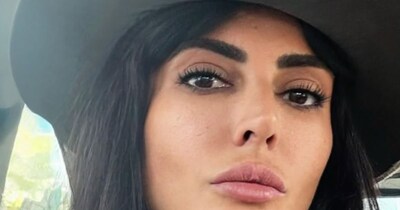 नई दिल्ली: ईरानी मूल की एक्ट्रेस मंदाना करीमी ने अपने देश में दशकों से जारी दमन और स्ट्रगल पर गहरा दुख जातते हुए अमेरिका-इजराइल के साथ जंग को एक इमोशनल मोड़ बताया है. मंदाना करीमी ने न्यूज18 इंडिया से खास बातचीत में कहा कि ईरानी जनता पिछले 48 सालों से अपने ही शासन की तानाशाही नीतियों से जूझ रही है, लेकिन सुप्रीम लीडर अयातुल्ला अली खामेनेई के निधन ने वहां के लोगों में बदलाव की एक नई उम्मीद जगा दी है. मंदाना करीमी ने ईरानी शासन की तुलना मिडिल ईस्ट में फैली एक 'कैंसर सेल' से की है, जो पूरे इलाके की शांति के लिए घातक है. (फोटो साभार: Instagram@mandanakarimi)