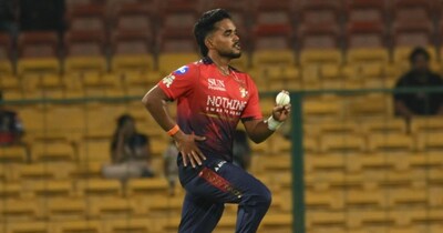 मंगेश यादव बाएं हाथ के तेज गेंदबाज हैं. 