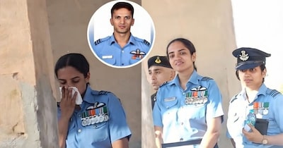 वर्दी में खड़ी शहीद शहीद स्क्वाड्रन लीडर अनुज शर्मा की मंगेतर का भावुक दृश्य सबको रुला गया.  (फोटो Instagram)