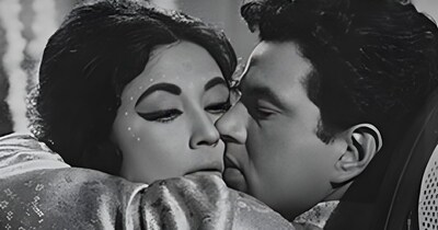 मीना कुमारी को सिर्फ उनकी एक्टिंग ही नहीं, बल्कि उनकी फिल्मों के गानों के लिए भी याद किया जाता है. आज हम कुछ ऐसे ही गानों के बारे में बता रहे हैं, जिनमें मीना कुमारी की एक्टिंग के लोग मुरीद हो गए थे.इनमें से एक है, धर्मेंद्र संग फिल्माया गाना, छू लेने दो नाजुक होठों को कुछ और नहीं है, जाम है ये.